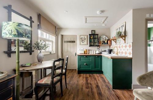 Cobham Apartment | Stunning Private en-suite studio in Cobham