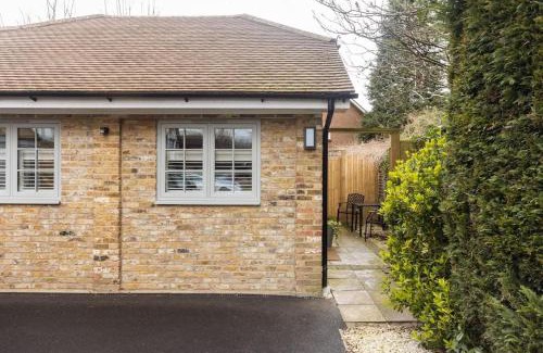 Cobham Apartment | Stunning Private en-suite studio in Cobham