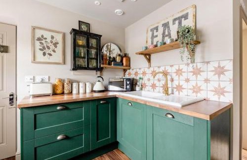Cobham Apartment | Stunning Private en-suite studio in Cobham