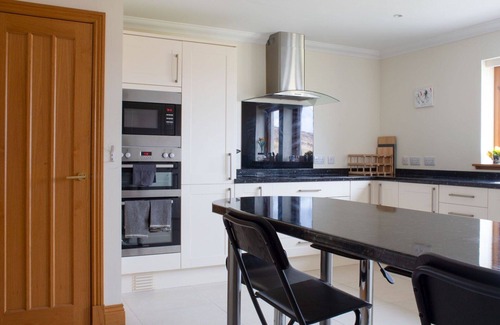 Flashader House | Stunning private villa for 5 guests with WIFI, TV and parking