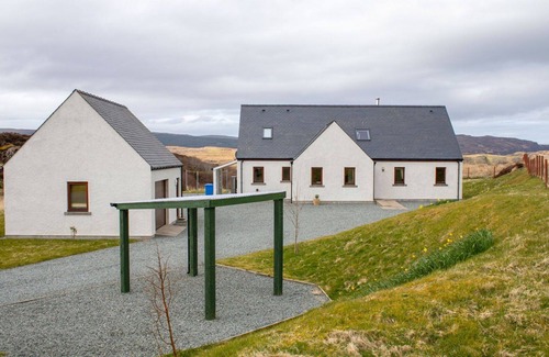 Flashader House | Stunning private villa for 5 guests with WIFI, TV and parking