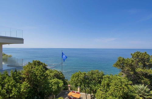 San Piero a Grado Villa | Stunning private villa for 9 people with WIFI, TV, patio and pets allowed