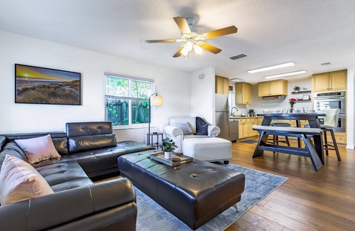 Vamo House | Stunning Private Pool Home | Lanai | Dog Friendly | 10 min to Siesta Key | Perfect Outdoor Living!