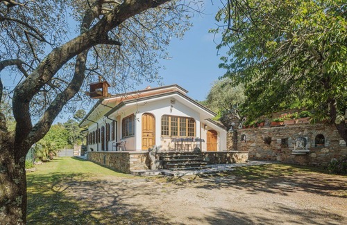 Montignoso House | Stunning private villa for 10 guests with WIFI, TV, terrace and pets allowed