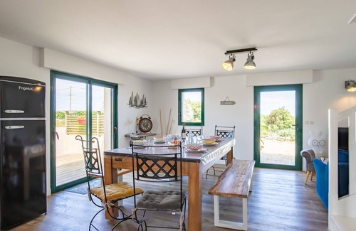 Guimaec House | Stunning private villa for 6 people with WIFI, private pool, TV, terrace and pets allowed