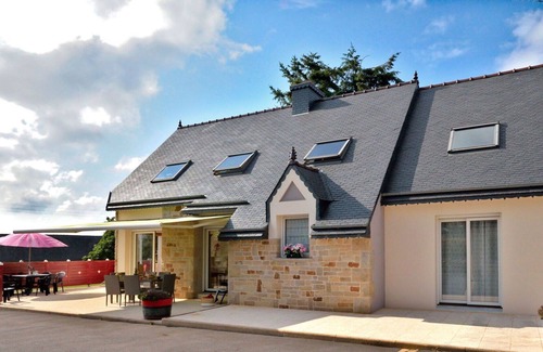 Ploubezre House | Stunning private villa for 9 people with WIFI, TV, terrace, pets allowed and parking