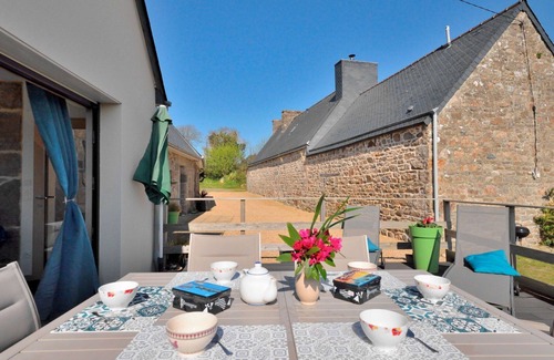Ploubezre House | Stunning private villa for 6 guests with WIFI, TV, terrace and parking