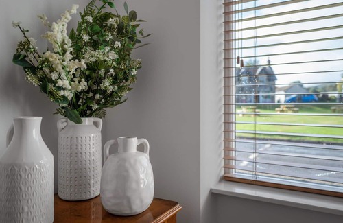 Drumnadrochit Villa | Stunning private villa for 2 guests with WIFI, TV, patio and parking