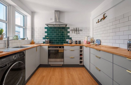 Drumnadrochit Villa | Stunning private villa for 2 guests with WIFI, TV, patio and parking