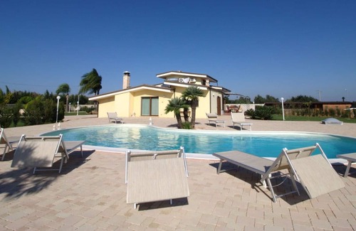 Melissano Villa | Stunning private villa with private pool, hot tub, WIFI, A/C, TV, patio, pets allowed and parking