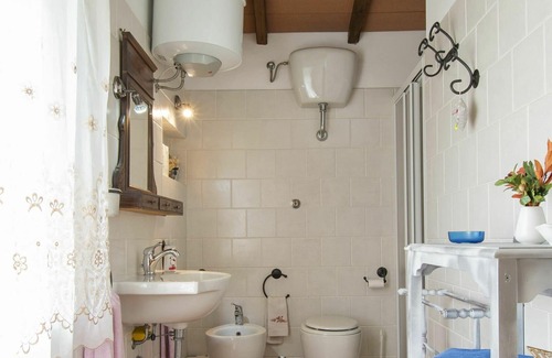 Pomarance Villa | Stunning private villa for 4 guests with WIFI, TV, patio, pets allowed and parking