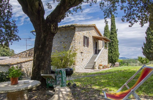 Pomarance Villa | Stunning private villa for 4 guests with WIFI, TV, patio, pets allowed and parking