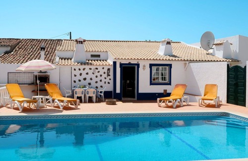 Cerro do Ouro House | Stunning private villa for 8 people with WIFI, private pool, TV, terrace and parking