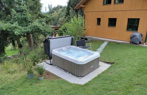 Berg bei Rohrbach House | Stunning private villa with WIFI, hot tub, TV, terrace, pets allowed, panoramic view and parking