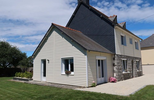 Tregueux House | Stunning private villa for 6 people with WIFI, TV, patio, pets allowed and parking