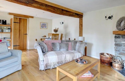 Pumpsaint House | Stunning private villa for 2 guests with WIFI, TV, patio, pets allowed, panoramic view and parking