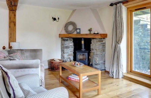 Pumpsaint House | Stunning private villa for 2 guests with WIFI, TV, patio, pets allowed, panoramic view and parking