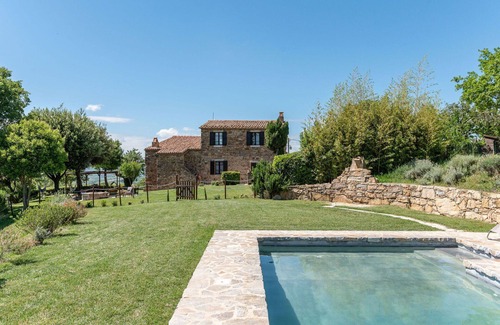 Manciano Villa | Stunning private villa with WIFI, private pool, TV, patio, pets allowed, panoramic view and park.