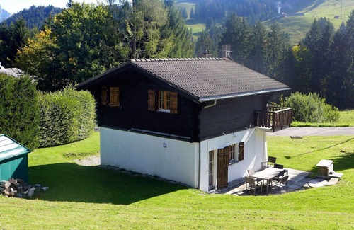 Moleson House | Stunning private villa for 6 guests with WIFI, TV, patio, pets allowed and panoramic view