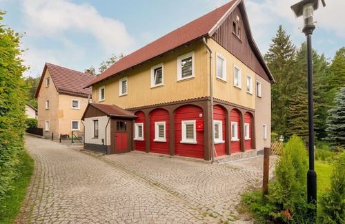 Oybin House | Stunning private villa for 10 guests with WIFI, hot tub, TV, patio and pets allowed