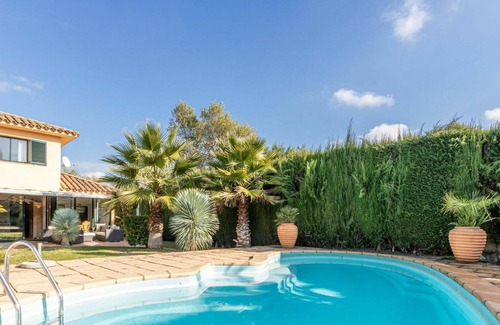 Navata House | Stunning private villa for 4 guests with A/C, private pool, TV, patio and parking