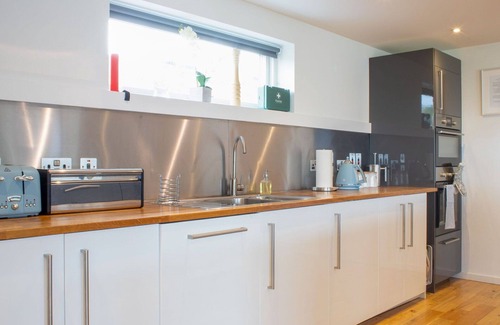 Stein House | Stunning private villa for 6 guests with WIFI, TV, terrace and pets allowed