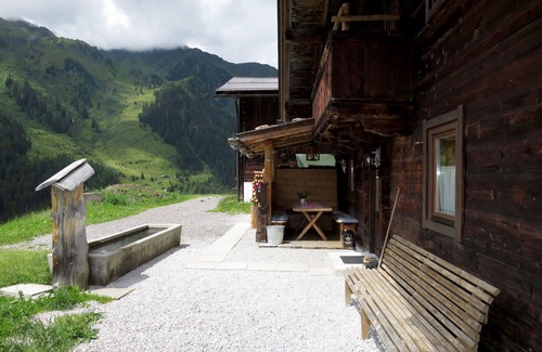 Hippach House | Stunning private villa for 13 guests with WIFI, TV, terrace and pets allowed