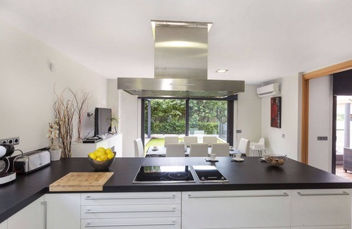 Olot House | Stunning private villa for 7 people with A/C, WIFI, private pool, TV, patio and parking