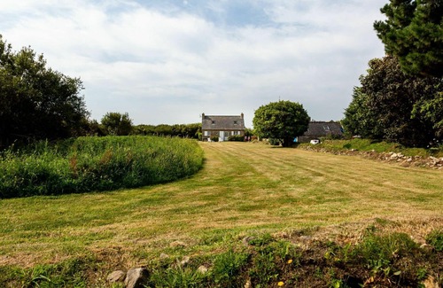 Crozon House | Stunning private villa for 4 people with WIFI, TV and pets allowed