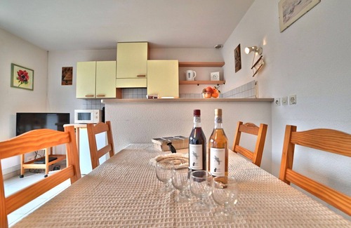 Domino House | Stunning private villa for 5 people with WIFI, TV, terrace, pets allowed and parking