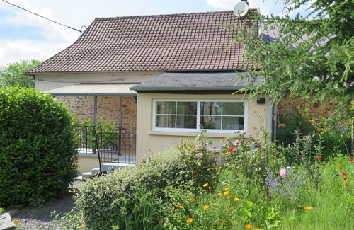Lascaux Villa | Stunning private villa for 4 guests with TV, terrace, pets allowed and panoramic view