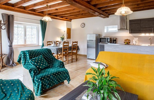 Commes House | Stunning private villa for 2 guests with WIFI, TV, terrace and pets allowed