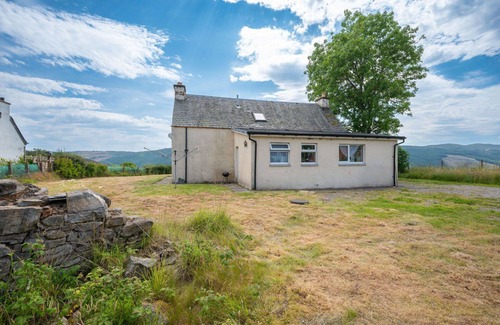 Balnain House | Stunning private villa for 4 people with TV, patio, pets allowed, panoramic view and parking