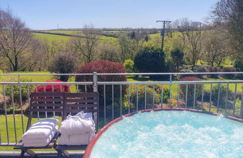 Fivelanes House | Stunning private villa for 4 people with hot tub, WIFI, TV, patio and parking