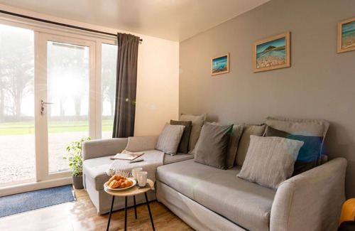 Helford Passage House | Stunning private villa for 4 guests with WIFI, TV, pets allowed and panoramic view