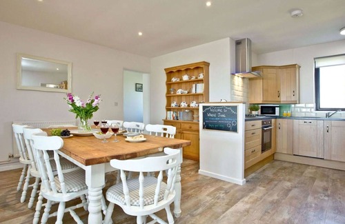 Helford Passage House | Stunning private villa for 8 guests with WIFI, hot tub, TV, patio and pets allowed