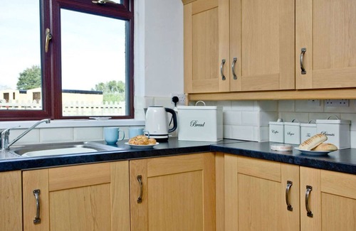 Helford Passage House | Stunning private villa for 8 guests with WIFI, hot tub, TV, patio and pets allowed