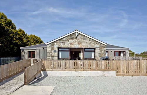 Helford Passage House | Stunning private villa for 8 guests with WIFI, hot tub, TV, patio and pets allowed