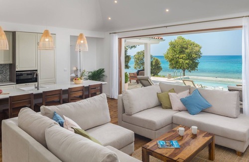 Bale House | Stunning private villa with WIFI, private pool, A/C, hot tub, TV, terrace and pets allowed