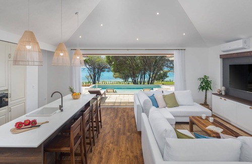Bale House | Stunning private villa with WIFI, private pool, A/C, hot tub, TV, terrace and pets allowed