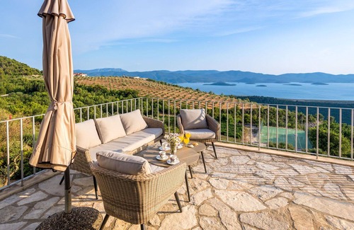 Slivno Villa | Stunning private villa with WIFI, private pool, A/C, hot tub, TV, terrace and pets allowed