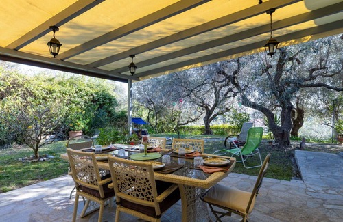 Artallo Villa | Stunning private villa for 4 guests with WIFI, A/C, TV, patio and panoramic view