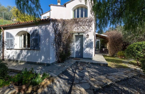 Artallo Villa | Stunning private villa for 4 guests with WIFI, A/C, TV, patio and panoramic view