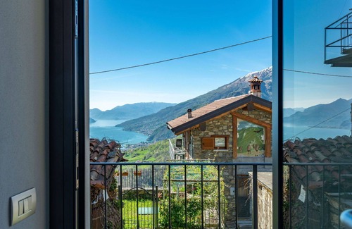 Peglio House | Stunning private villa for 4 people with WIFI, TV, terrace and pets allowed