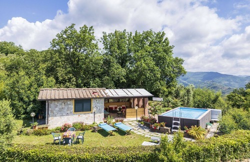 Uzzano Villa | Stunning private villa for 5 guests with WIFI, private pool, pets allowed and parking