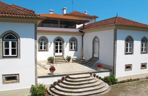 Gondufe Villa | Stunning private villa for 10 people with WIFI, pool, TV, terrace and parking