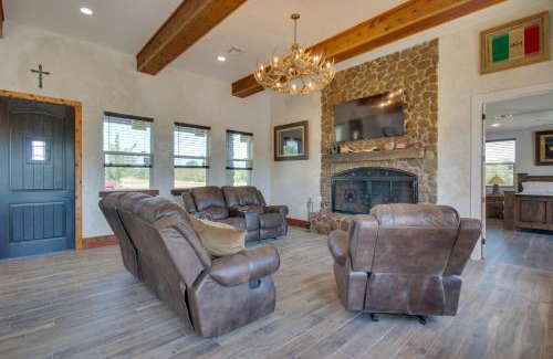Oakland Villa | Stunning Ranch Villa Private Pool and Hot Tub!