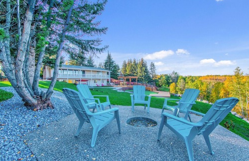 West Edmonton House | Stunning River View Home, King Bed, Golf, Firepit