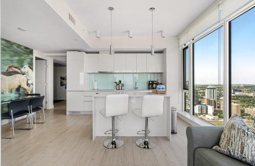 Victoria Park House | Stunning Rocky Mountain & DT Skyline Views! Near Stampede, Saddledome, BMO Centre! FREE Banff Pass, Wine, & Parking!