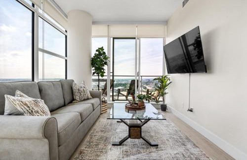Victoria Park House | Stunning Rocky Mountain & DT Skyline Views! Near Stampede, Saddledome, BMO Centre! FREE Banff Pass, Wine, & Parking!